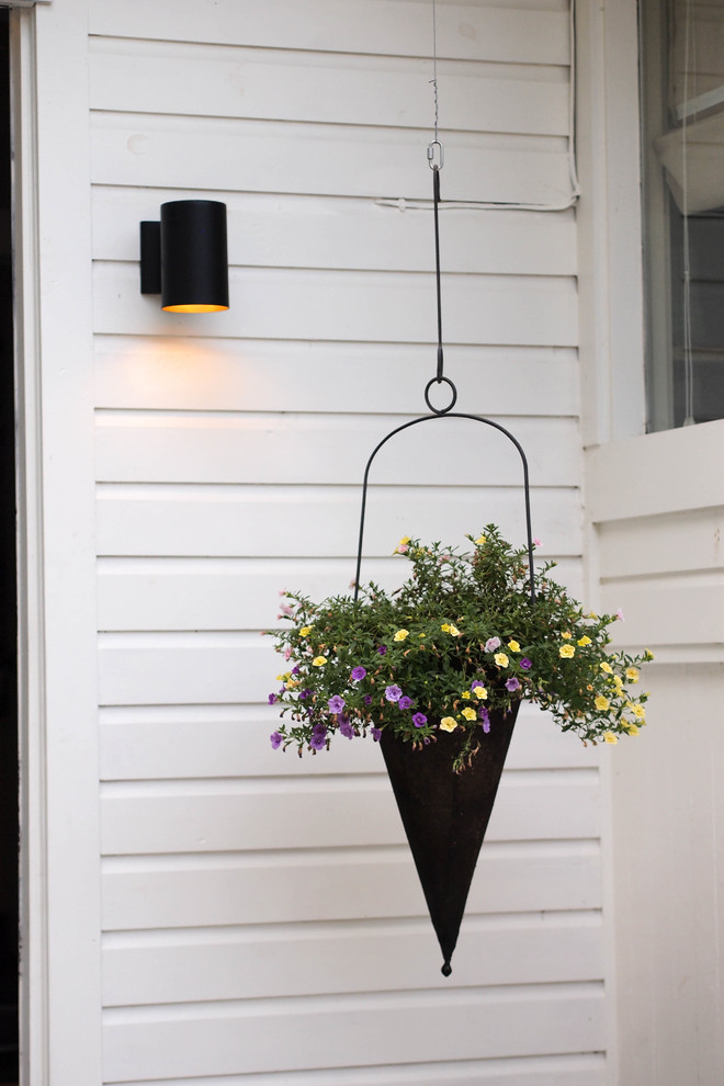 Example of an eclectic patio design in Birmingham