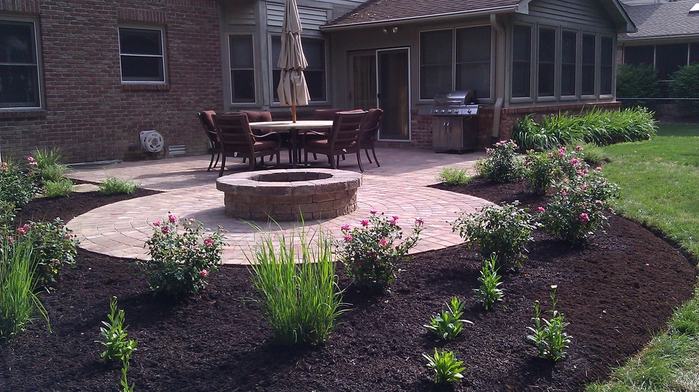This is an example of a contemporary patio in Indianapolis.