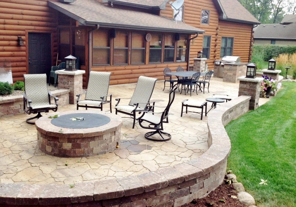 Foto de patio rústico grande sin cubierta en patio trasero con cocina exterior y adoquines de piedra natural