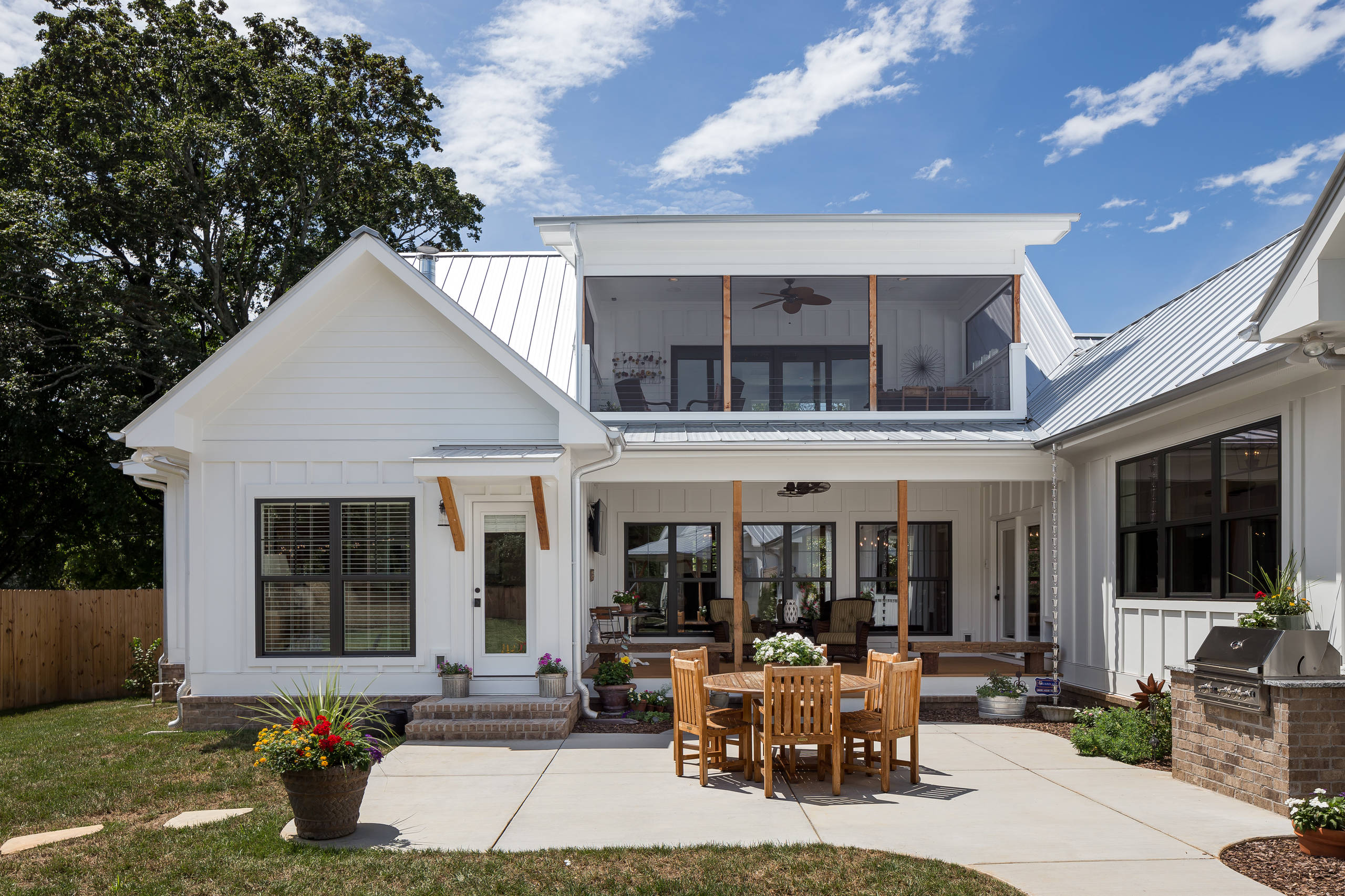 Farmhouse hot sale outdoor kitchen
