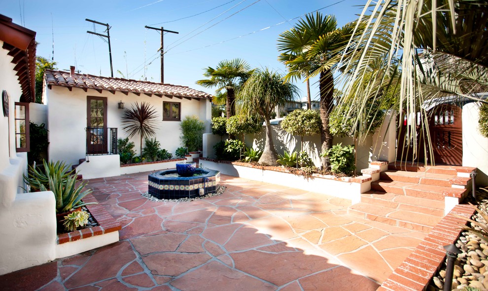 Стильный дизайн: двор на внутреннем дворе в средиземноморском стиле с фонтаном - последний тренд