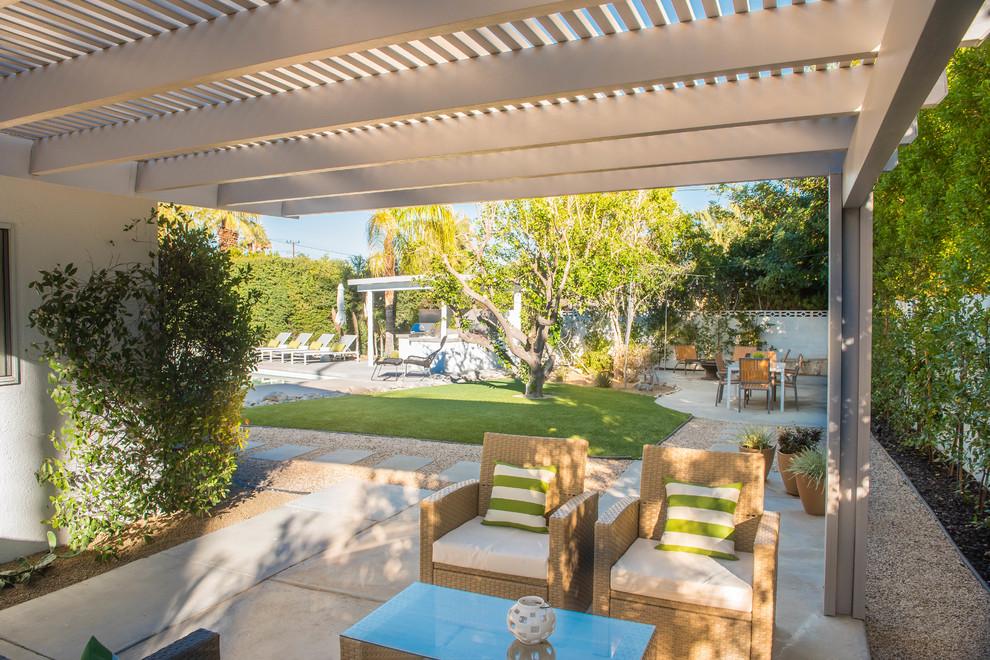 Example of a mid-century modern patio design in Los Angeles