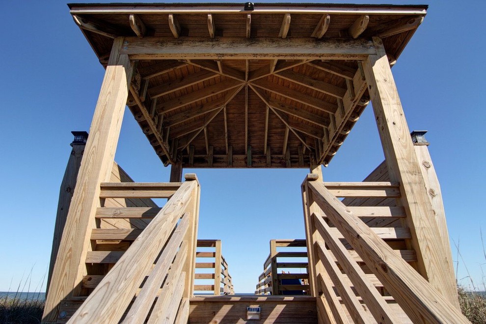 Cette photo montre une terrasse en bois arrière bord de mer de taille moyenne avec un gazebo ou pavillon.