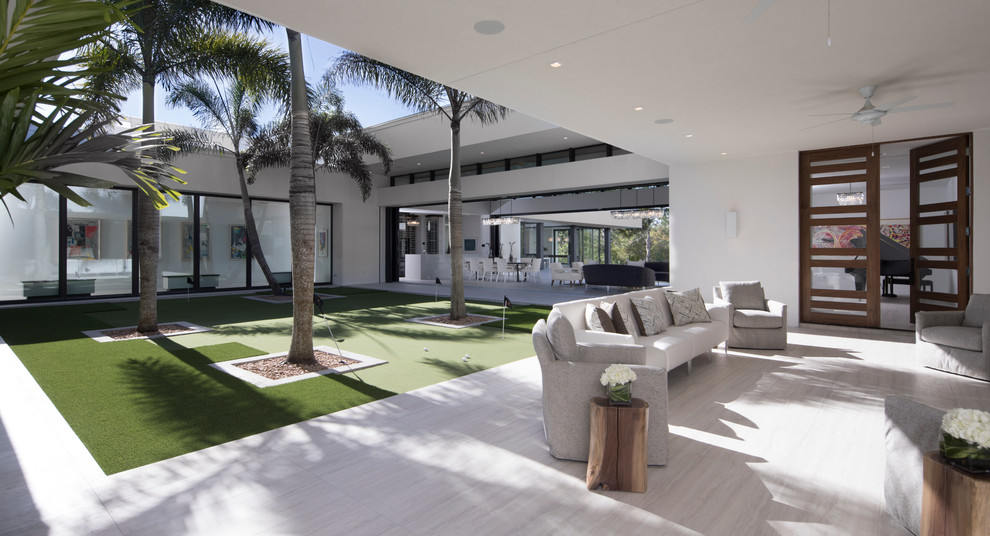 Свежая идея для дизайна: огромный двор на внутреннем дворе в современном стиле с покрытием из плитки без защиты от солнца - отличное фото интерьера