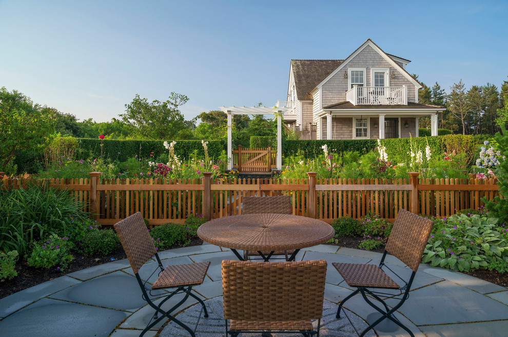 Свежая идея для дизайна: большой огород во дворе на заднем дворе в морском стиле с покрытием из каменной брусчатки без защиты от солнца - отличное фото интерьера