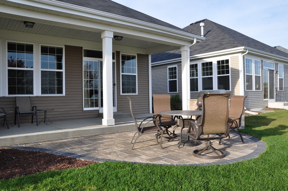 NAPERVILLE Custom Grill unit with Paver Patio Traditional Patio