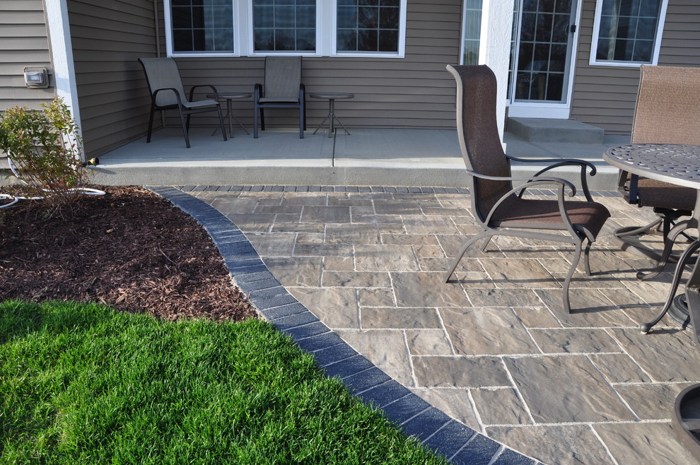 NAPERVILLE Custom Grill unit with Paver Patio Traditional Patio