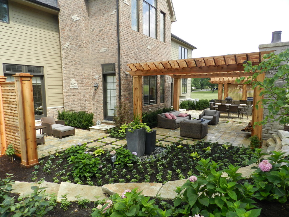 Immagine di un grande patio o portico chic dietro casa con fontane e pavimentazioni in mattoni