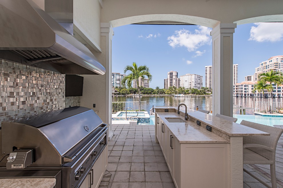 Contemporary patio in Miami.