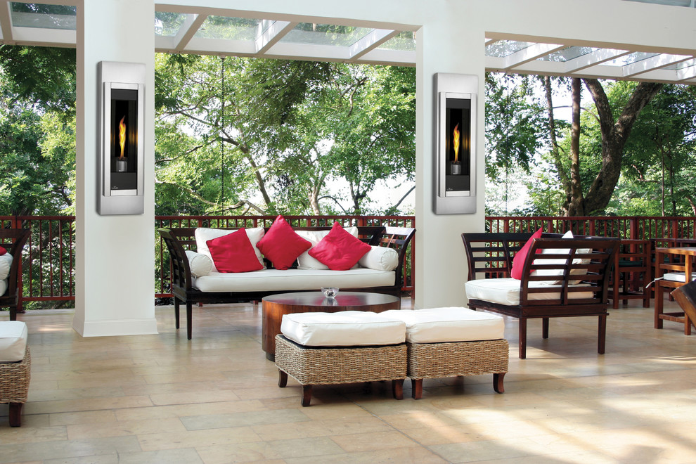 Inspiration pour une grande terrasse arrière minimaliste avec un foyer extérieur, du carrelage et un gazebo ou pavillon.