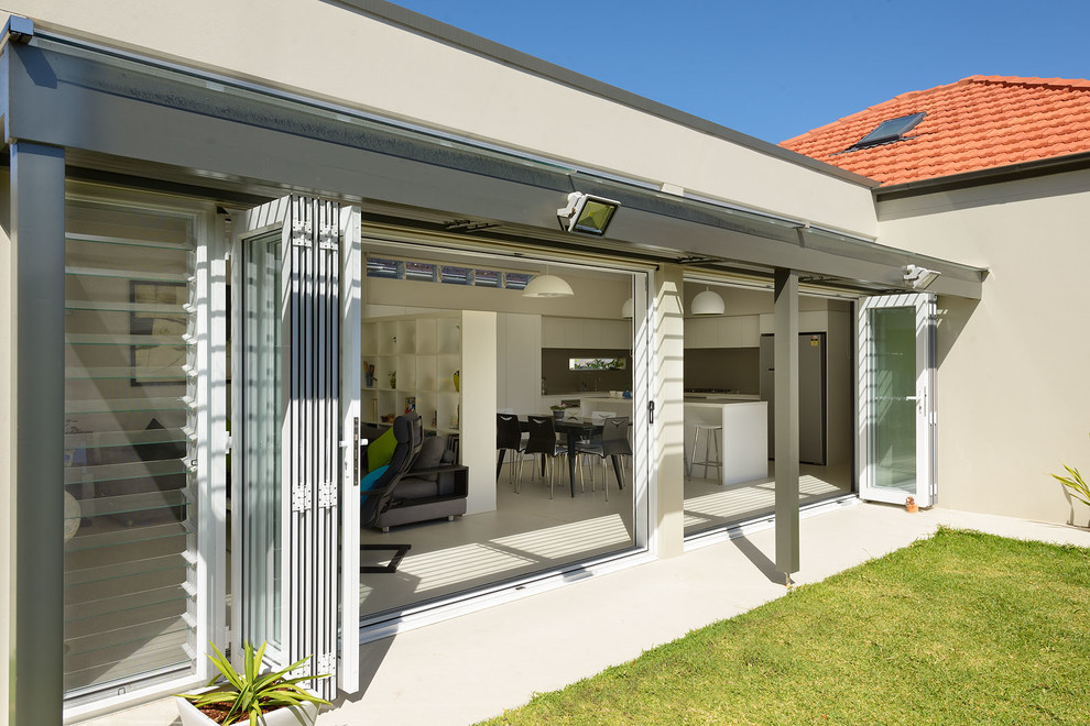 Идея дизайна: большой двор на заднем дворе в современном стиле с покрытием из бетонных плит и навесом