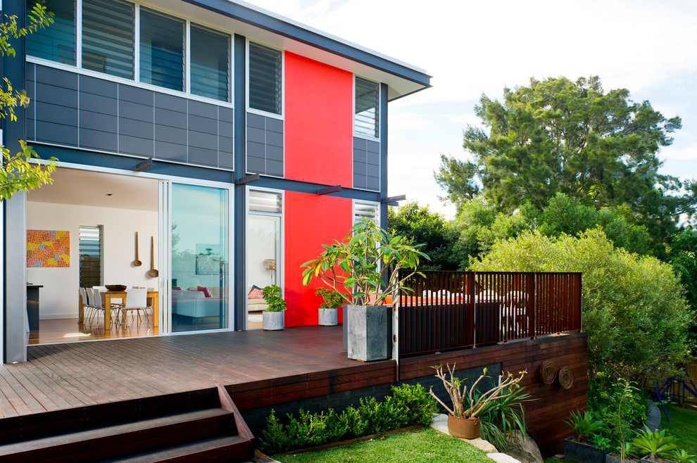 Стильный дизайн: двор среднего размера на заднем дворе в современном стиле с настилом без защиты от солнца - последний тренд