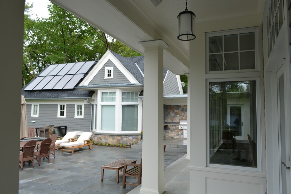 Идея дизайна: двор среднего размера на заднем дворе в классическом стиле с покрытием из плитки и навесом