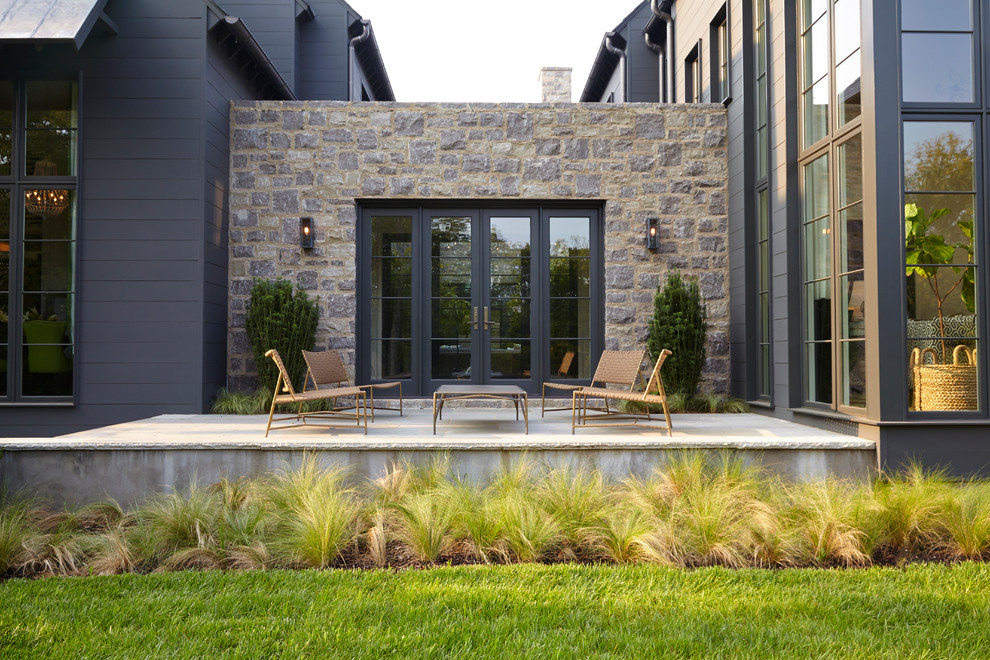Стильный дизайн: двор в стиле неоклассика (современная классика) с покрытием из бетонных плит без защиты от солнца - последний тренд