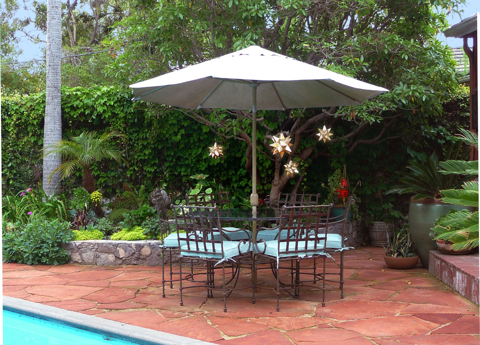 Foto de patio mediterráneo grande sin cubierta en patio trasero con adoquines de piedra natural y cocina exterior