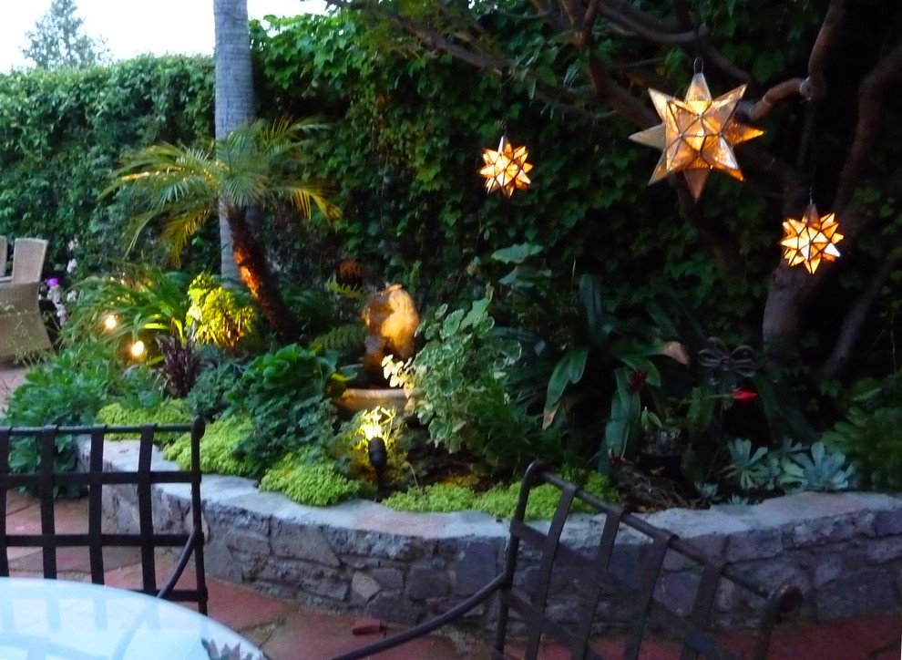 На фото: двор среднего размера на заднем дворе в средиземноморском стиле с покрытием из каменной брусчатки с