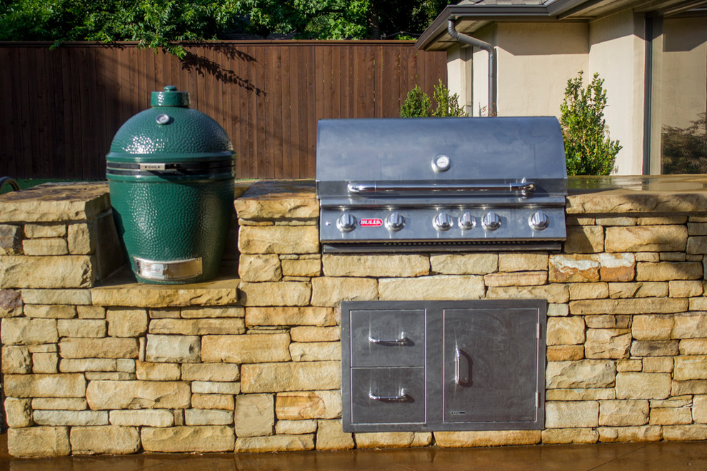 Kleine Pergola hinter dem Haus mit Outdoor-Küche und Natursteinplatten in Oklahoma City