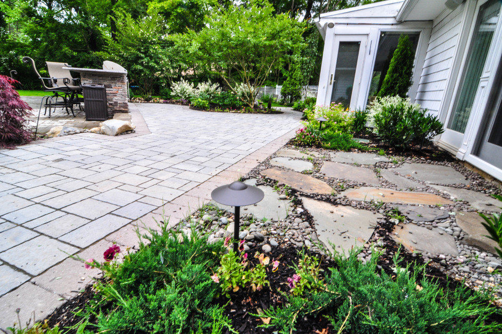 Design ideas for a traditional patio in New York.