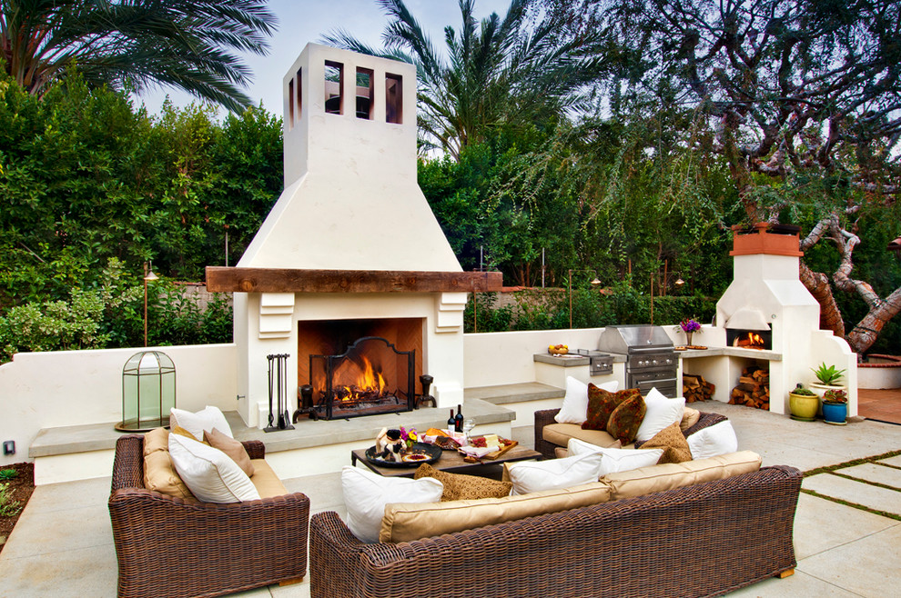 Свежая идея для дизайна: двор в средиземноморском стиле с зоной барбекю без защиты от солнца - отличное фото интерьера