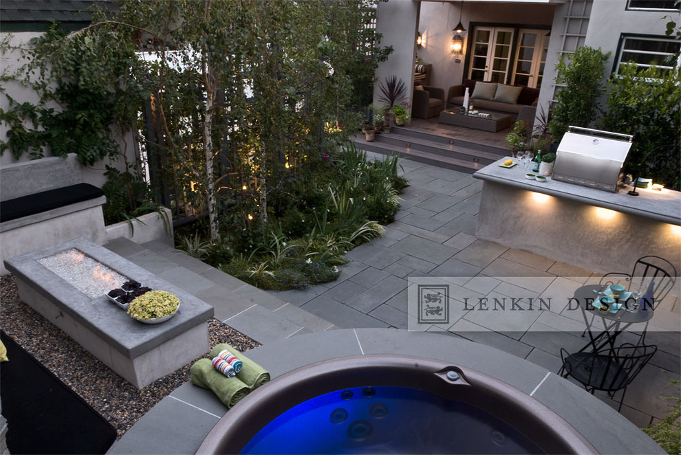 Design ideas for a modern patio in Los Angeles.