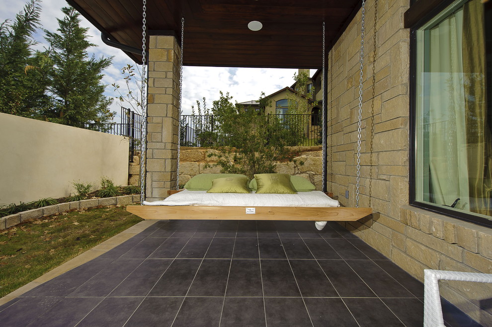На фото: двор среднего размера на заднем дворе в стиле неоклассика (современная классика) с навесом и покрытием из плитки