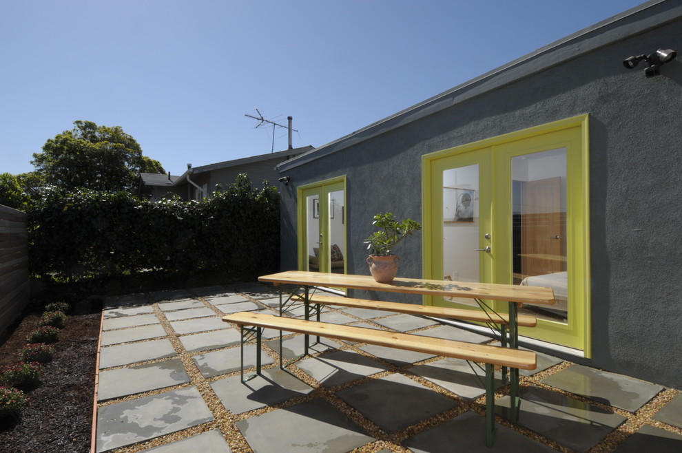 Ispirazione per un patio o portico minimalista con nessuna copertura