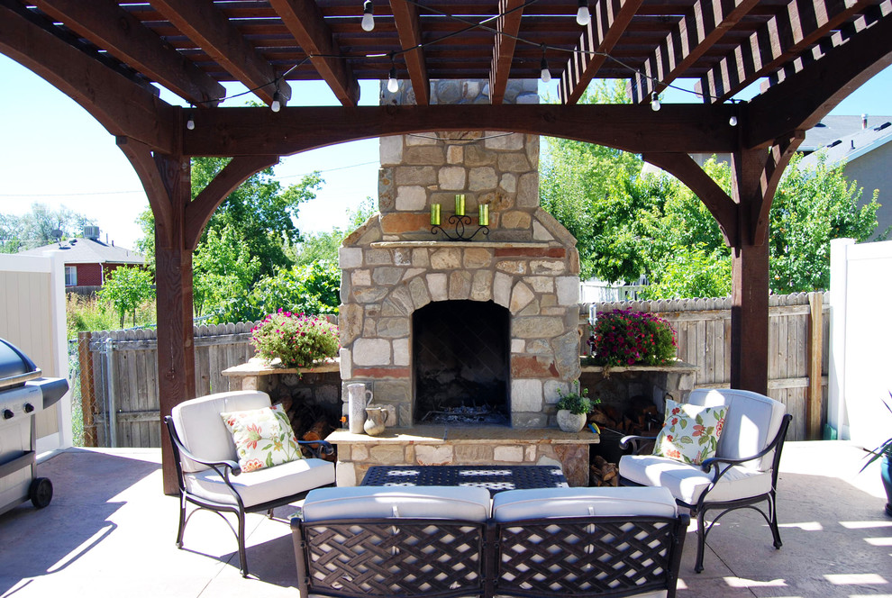 Immagine di un patio o portico classico con un gazebo o capanno