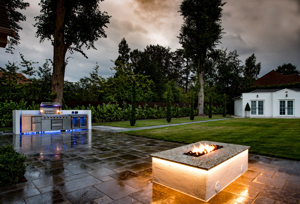 This is an example of a modern patio in Buckinghamshire.