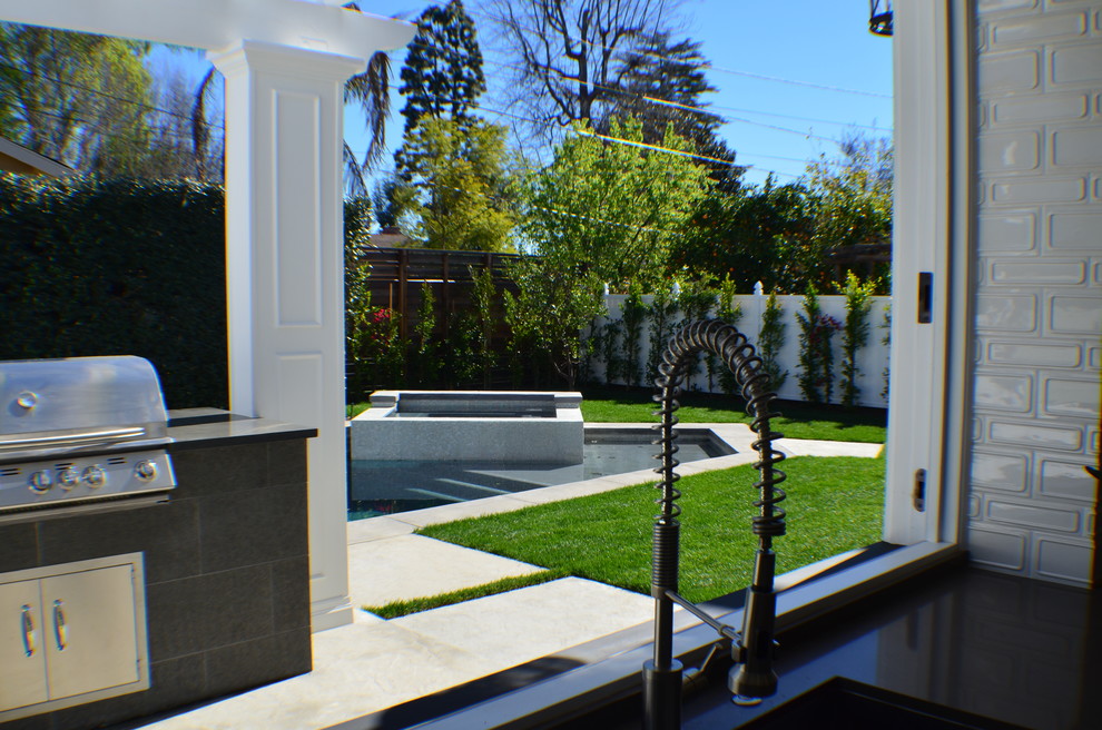 Пример оригинального дизайна: пергола во дворе частного дома среднего размера на заднем дворе в стиле неоклассика (современная классика) с летней кухней и мощением тротуарной плиткой