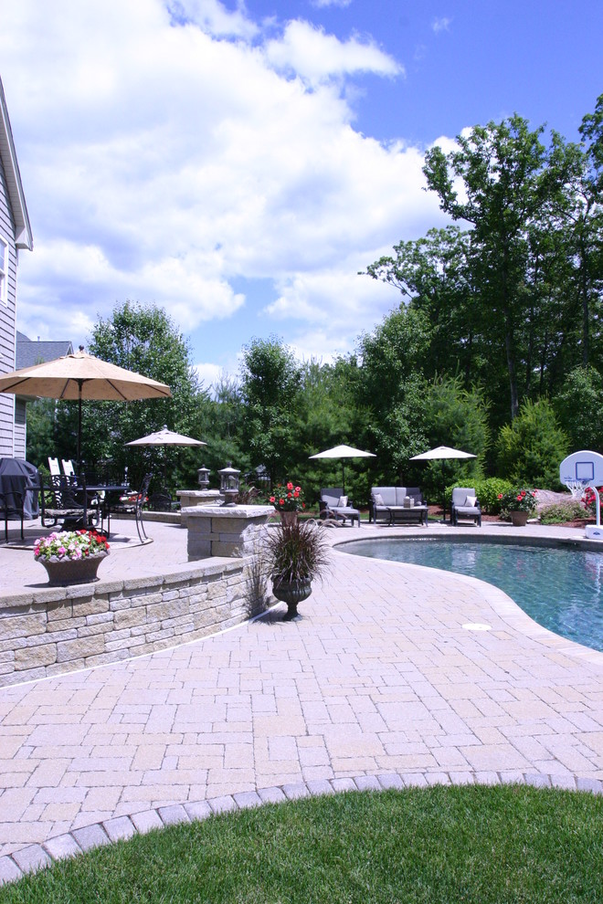 Foto di un ampio patio o portico classico dietro casa con pavimentazioni in pietra naturale