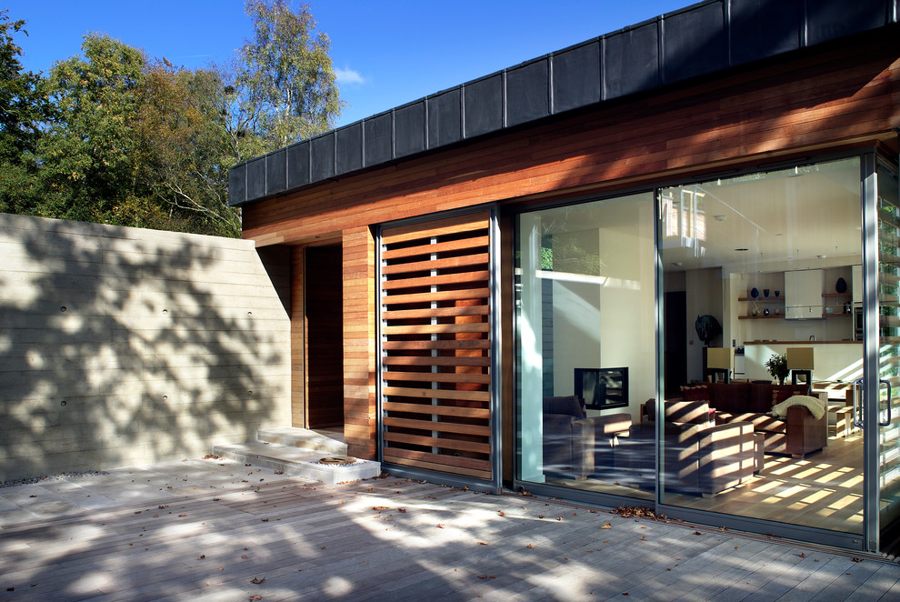 Photo of a modern patio in Hampshire.