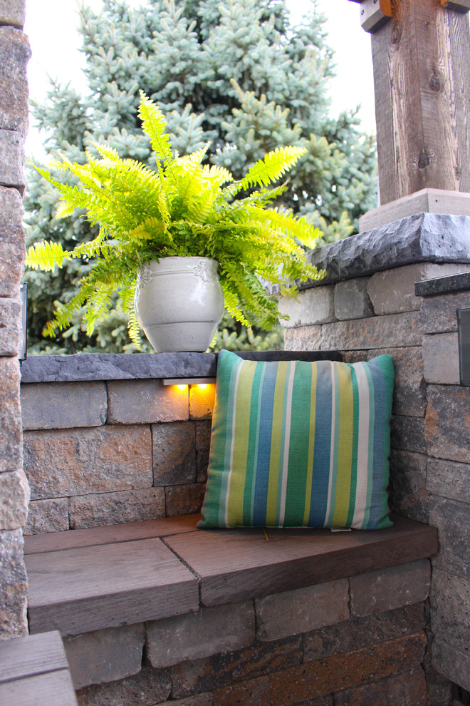 Cette image montre une grande terrasse arrière chalet avec une cuisine d'été, des pavés en brique et un gazebo ou pavillon.