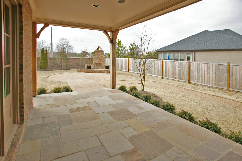 Foto de patio tradicional grande en patio trasero y anexo de casas con brasero y suelo de baldosas