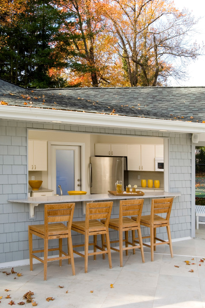 Стильный дизайн: двор в классическом стиле с летней кухней - последний тренд