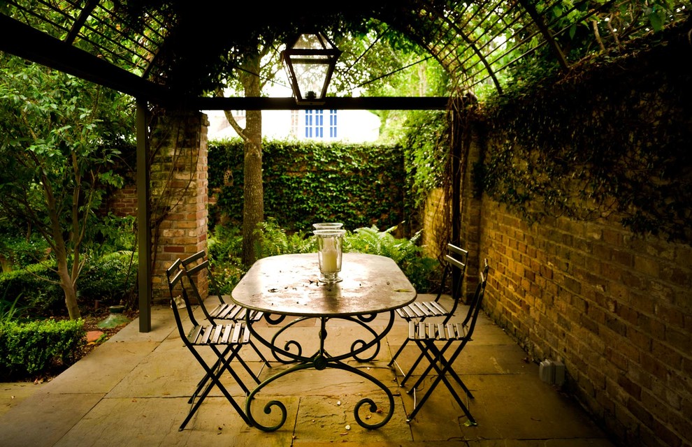 Cette photo montre une terrasse romantique avec un gazebo ou pavillon.