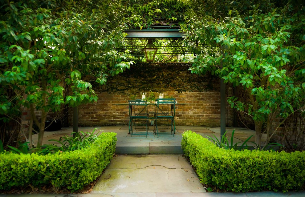 Стильный дизайн: двор на внутреннем дворе в классическом стиле - последний тренд