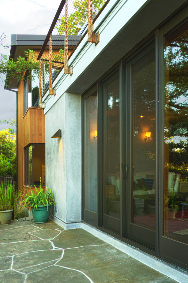 Foto de patio moderno extra grande sin cubierta en patio trasero con adoquines de piedra natural