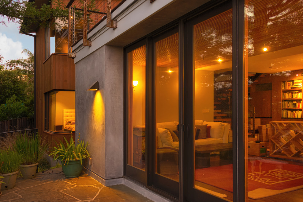 Стильный дизайн: огромный двор на заднем дворе в стиле модернизм с покрытием из каменной брусчатки без защиты от солнца - последний тренд