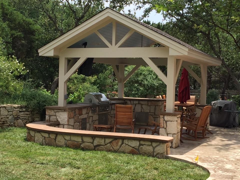 Inspiration pour une terrasse arrière traditionnelle de taille moyenne avec une cuisine d'été, une dalle de béton et un gazebo ou pavillon.