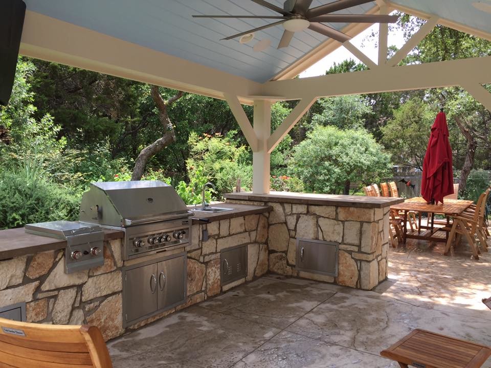 Aménagement d'une terrasse arrière classique de taille moyenne avec une cuisine d'été, une dalle de béton et un gazebo ou pavillon.