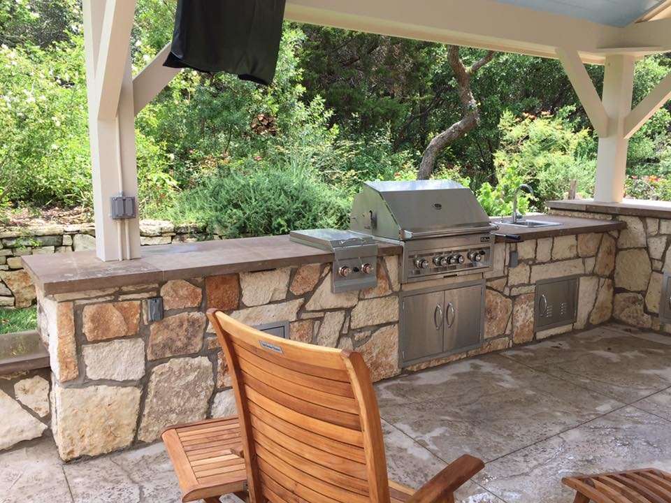Cette photo montre une terrasse arrière chic de taille moyenne avec une cuisine d'été, une dalle de béton et un gazebo ou pavillon.
