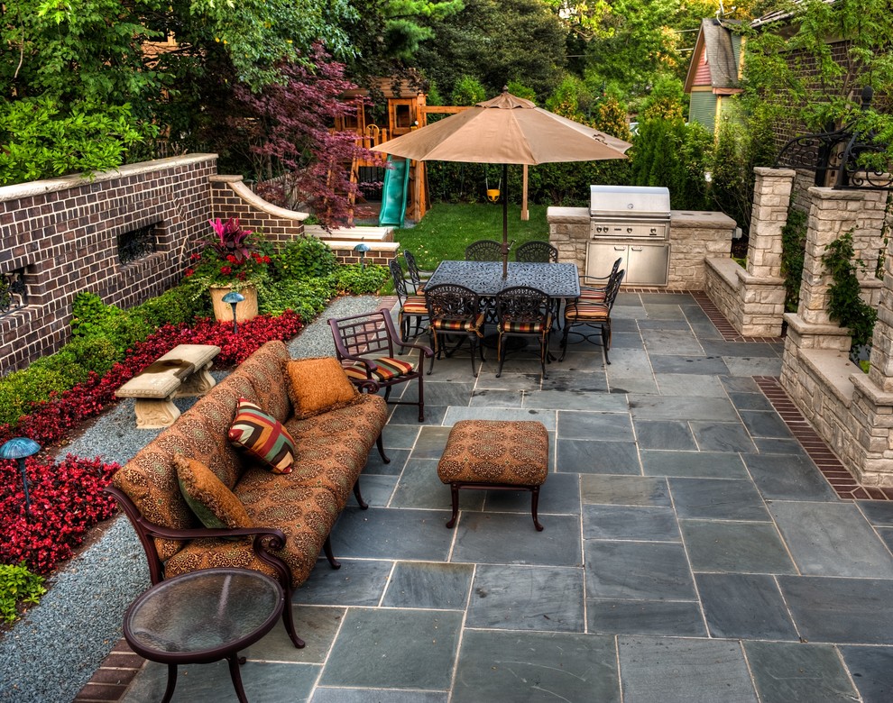 Стильный дизайн: двор в классическом стиле с покрытием из каменной брусчатки и зоной барбекю без защиты от солнца - последний тренд