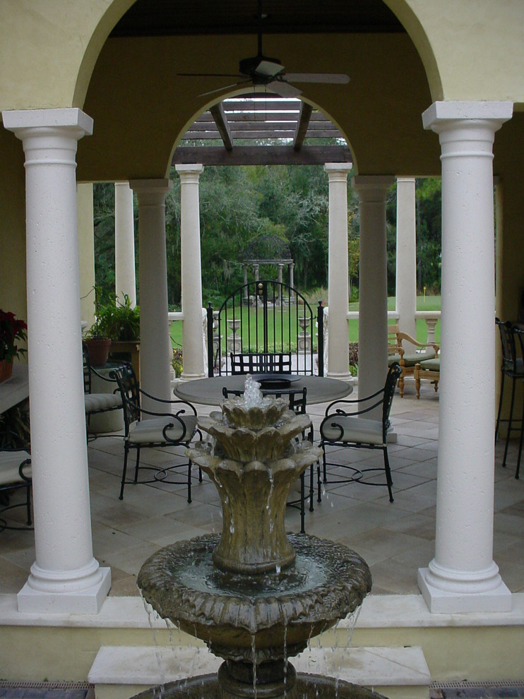 Свежая идея для дизайна: большой двор на внутреннем дворе в средиземноморском стиле с фонтаном, покрытием из каменной брусчатки и навесом - отличное фото интерьера