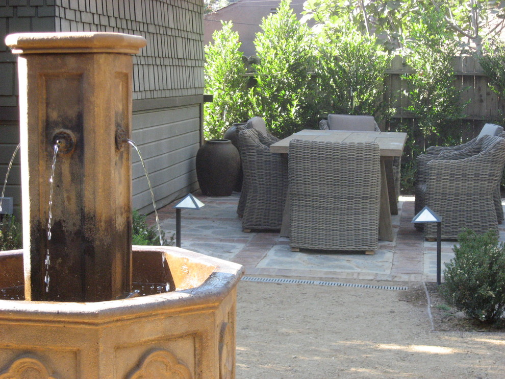 Esempio di un patio o portico classico dietro casa con graniglia di granito