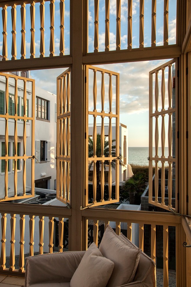 Свежая идея для дизайна: большой двор в морском стиле с навесом - отличное фото интерьера