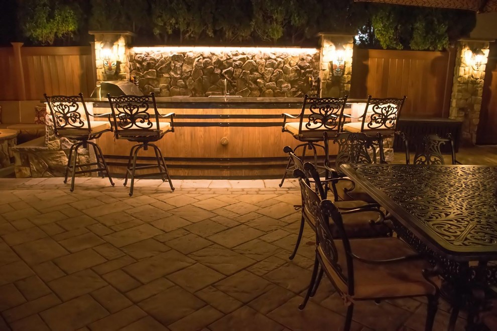 Großer, Unbedeckter Rustikaler Patio hinter dem Haus mit Outdoor-Küche und Betonboden in New York