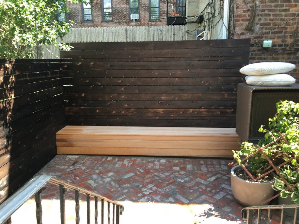 Aménagement d'une terrasse arrière classique de taille moyenne avec des pavés en béton et aucune couverture.