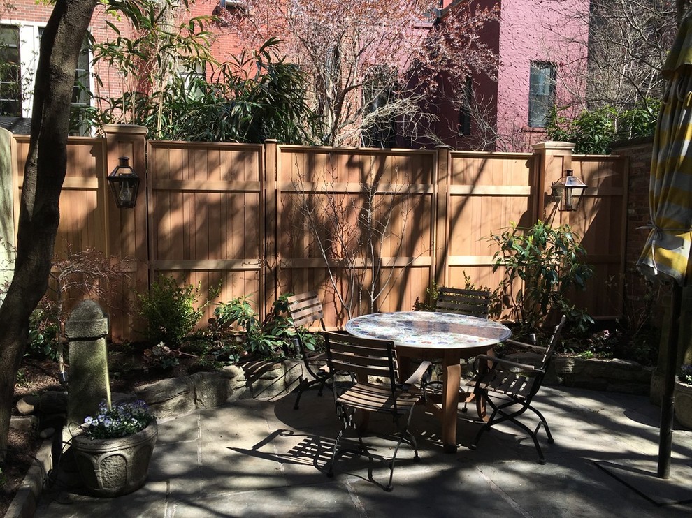 Foto di un patio o portico tradizionale di medie dimensioni e dietro casa con pavimentazioni in cemento e nessuna copertura