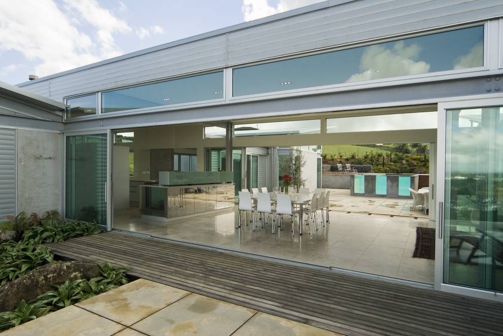 Photo of a contemporary courtyard patio in Auckland.