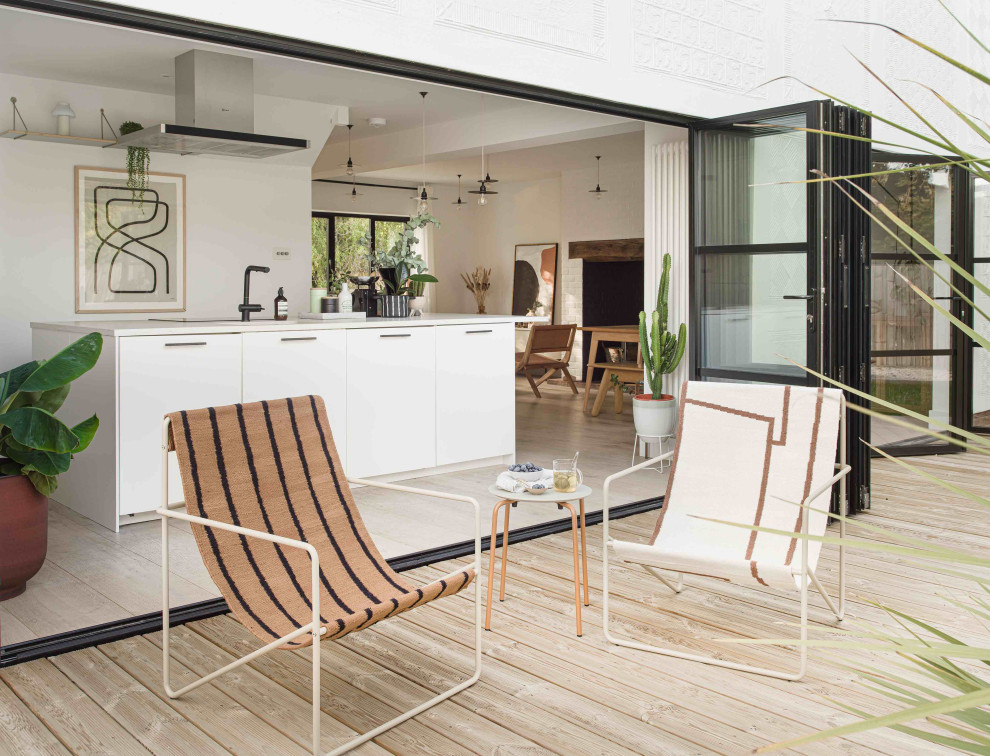 Идея дизайна: большой двор на заднем дворе в скандинавском стиле с настилом без защиты от солнца